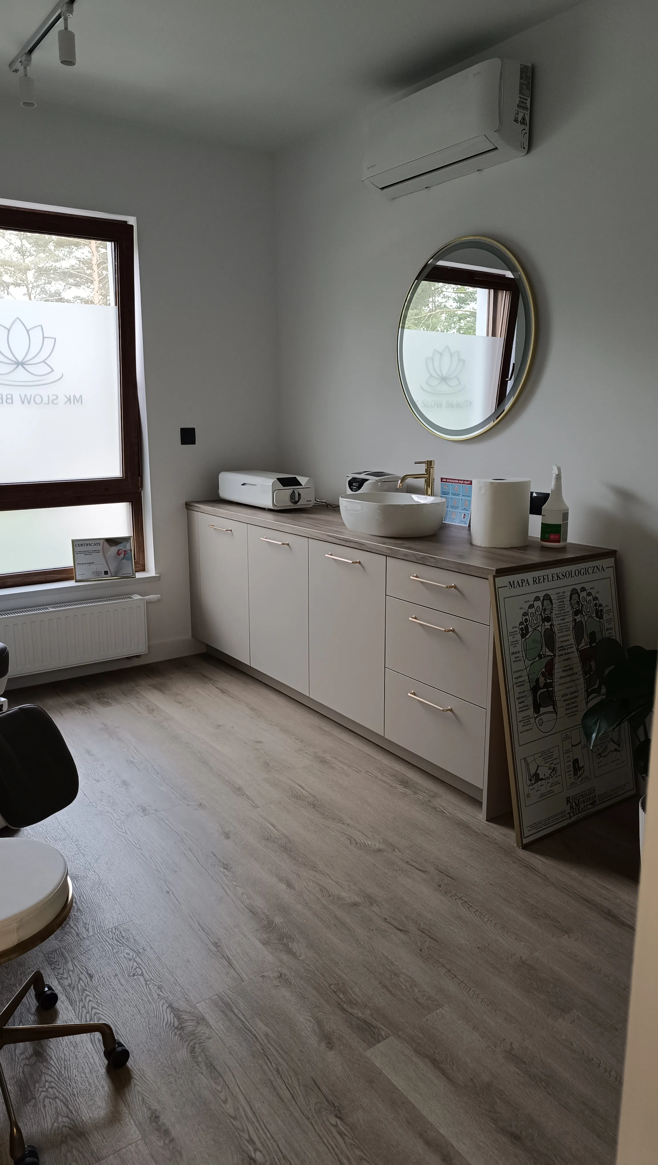 Gabinet kosmetyczny na wymiar z motywem botanicznym - Toruń